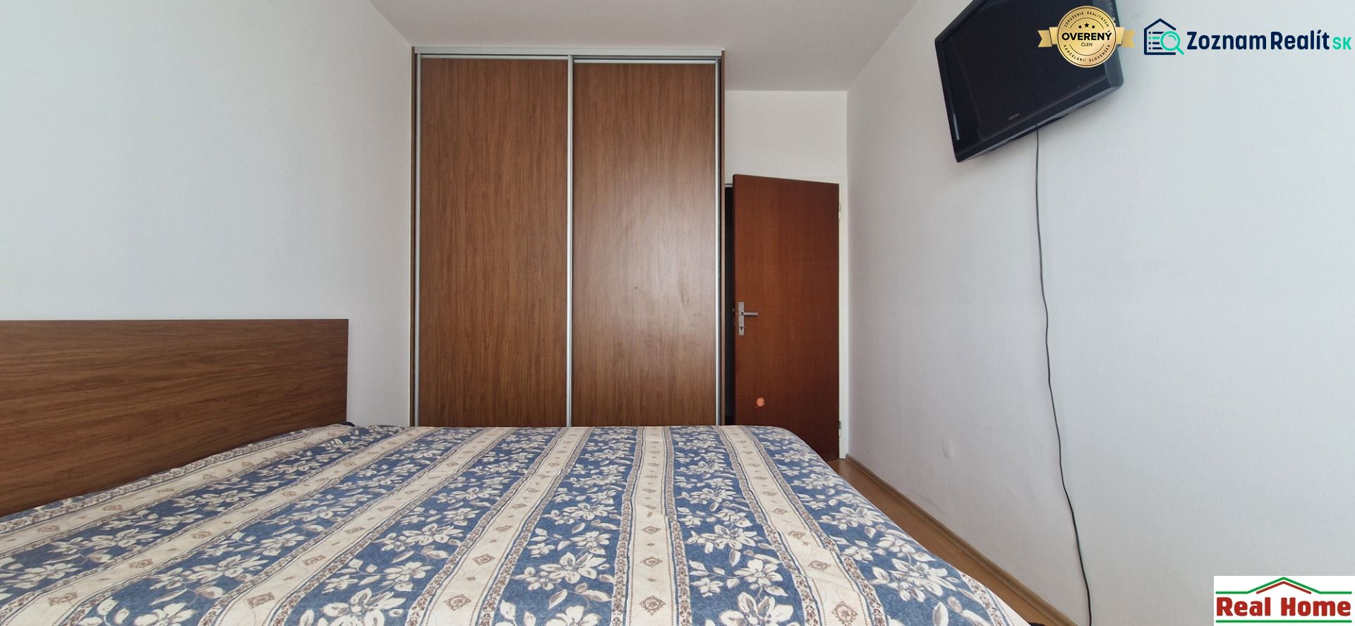 Schlafzimmer mit großem Einbauschrank in einer 2-Zimmer-Wohnung.