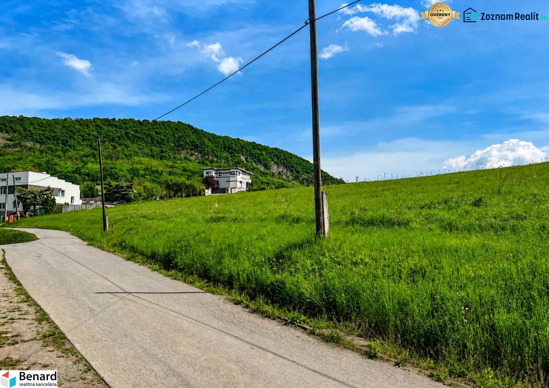 Hügelige Landschaft bei Fintice mit Baugrundstücken und ländlicher Umgebung im Hintergrund.