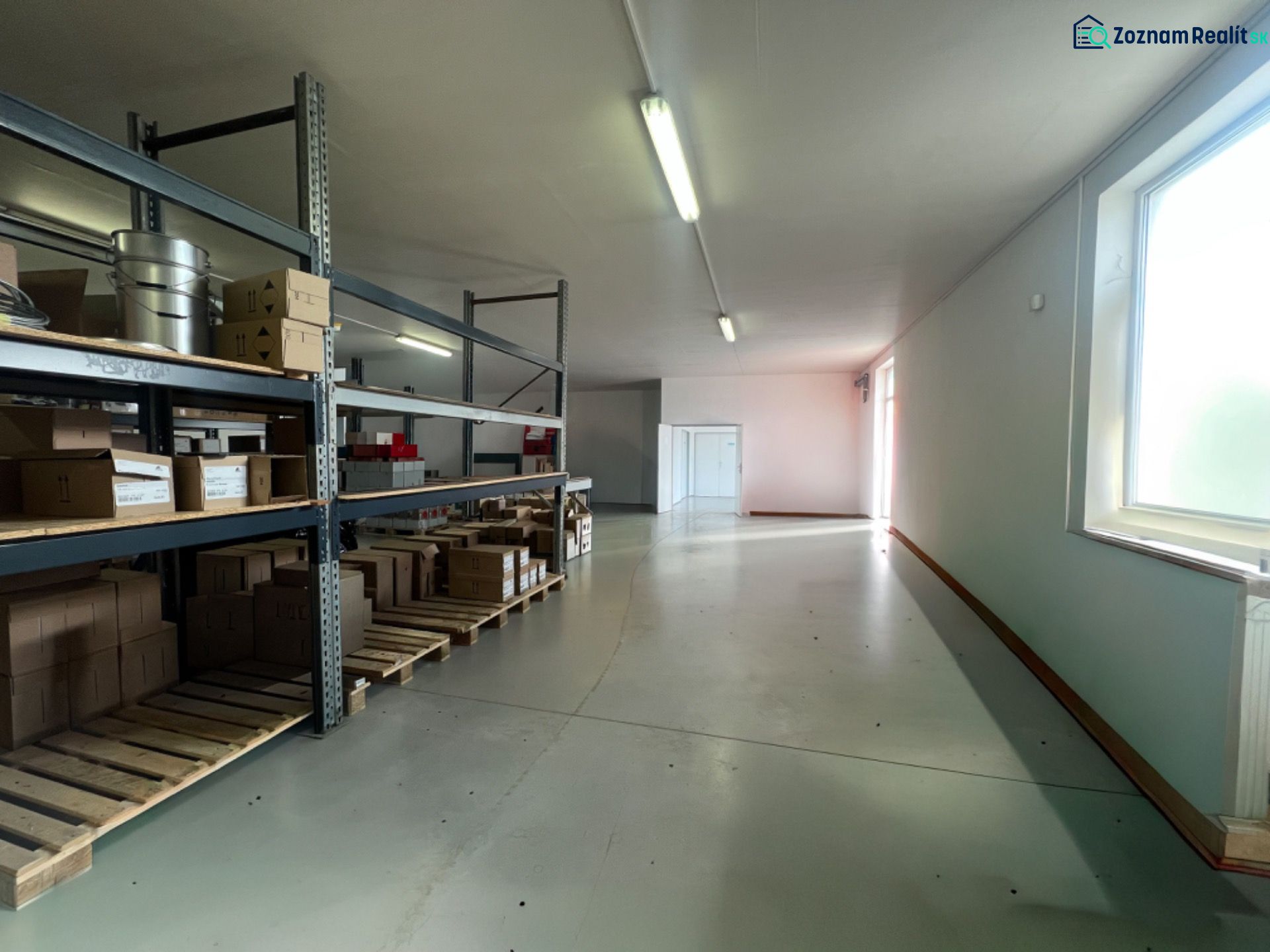 Glasregale mit Kisten in Lagern und Hallen, beleuchtet durch natürliches Licht.