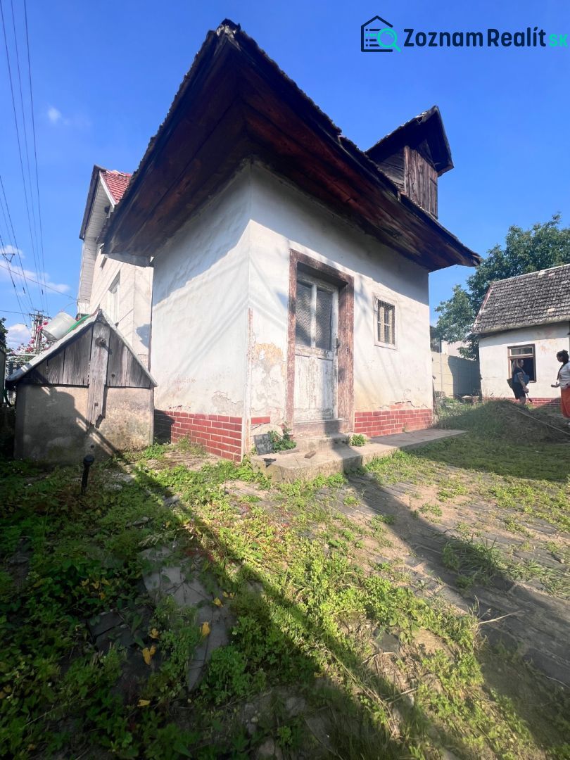 Ein Einfamilienhaus in der Gemeinde Brehy, Nová Baňa, Bezirk Žarnovica, mit älterer Holzverkleidung.