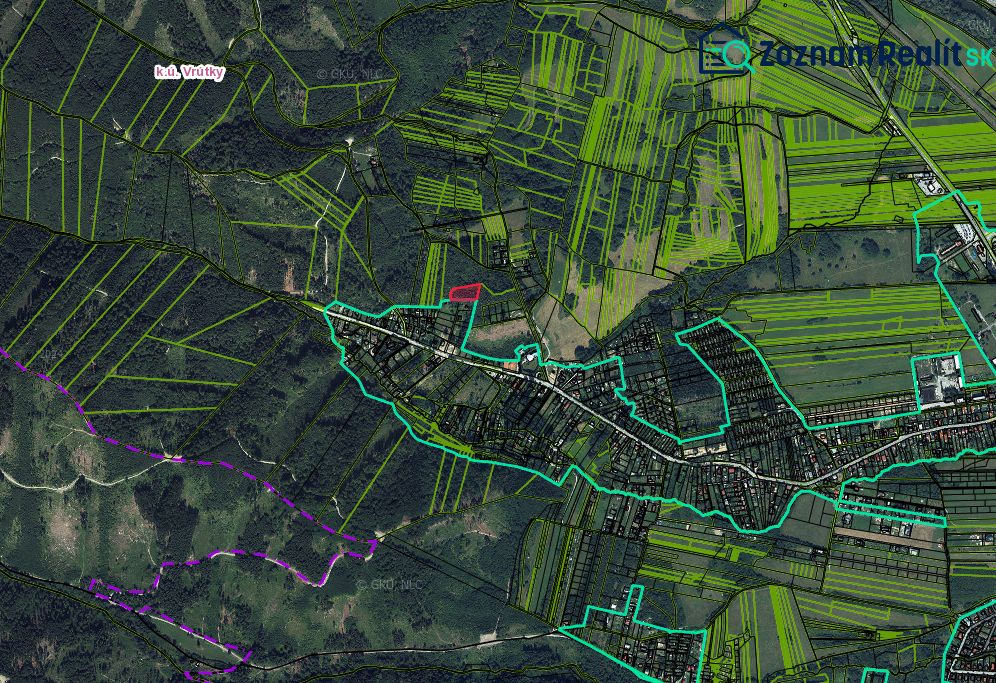Luftaufnahme von landwirtschaftlichen und forstwirtschaftlichen Flächen in der Umgebung der Stadt Vrútky.