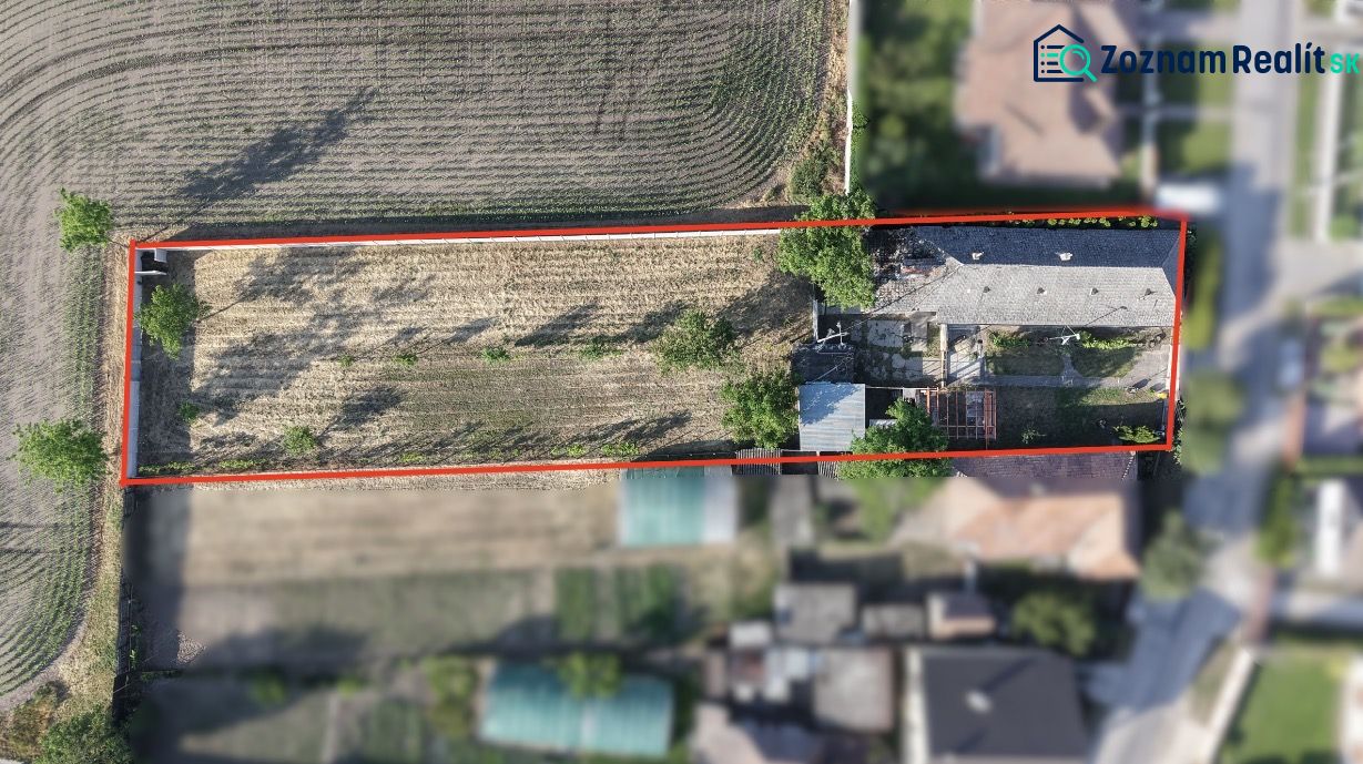 Luftaufnahme des Geländes eines Einfamilienhauses in Nesvady mit angrenzendem Grundstück.