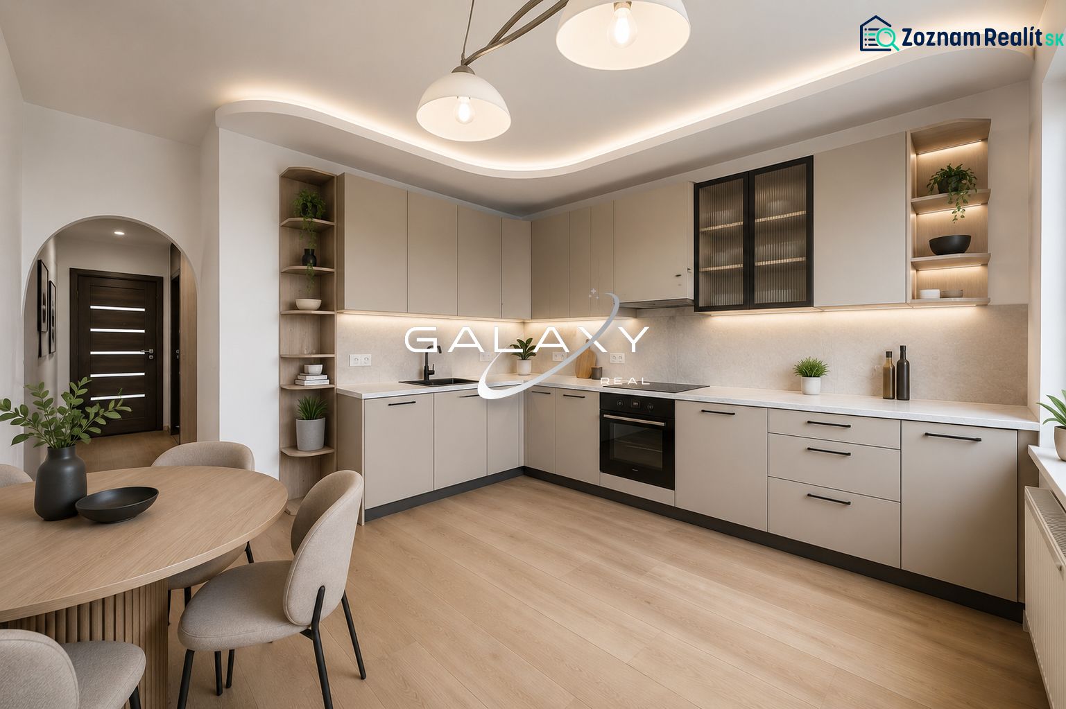 Küche in einer 3-Zimmer-Wohnung mit Küchenzeile und Boden in Holzdekor.
