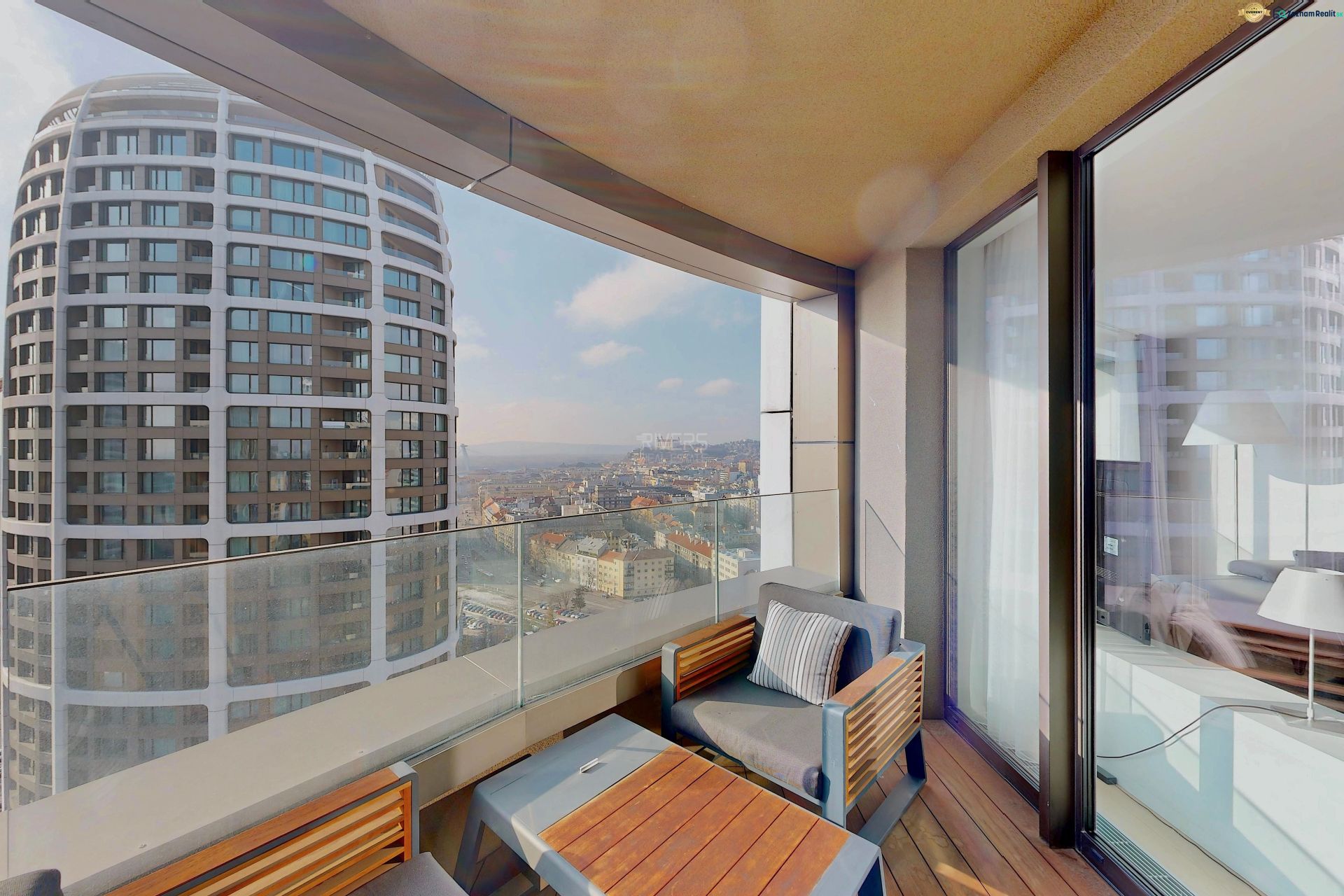 Der Balkon in der 3-Zimmer-Wohnung bietet einen Blick auf das Panorama der Altstadt von Bratislava.
