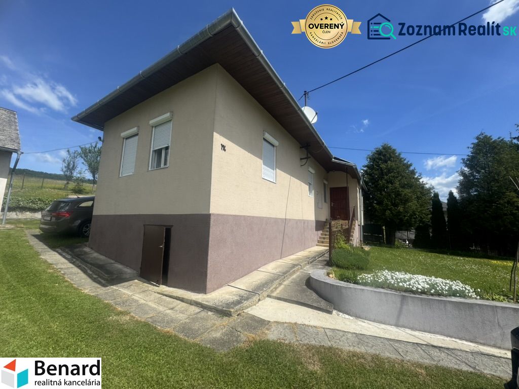 Ein Einfamilienhaus in Orlov mit Zufahrtsstraße, Auto und gepflegtem Garten.