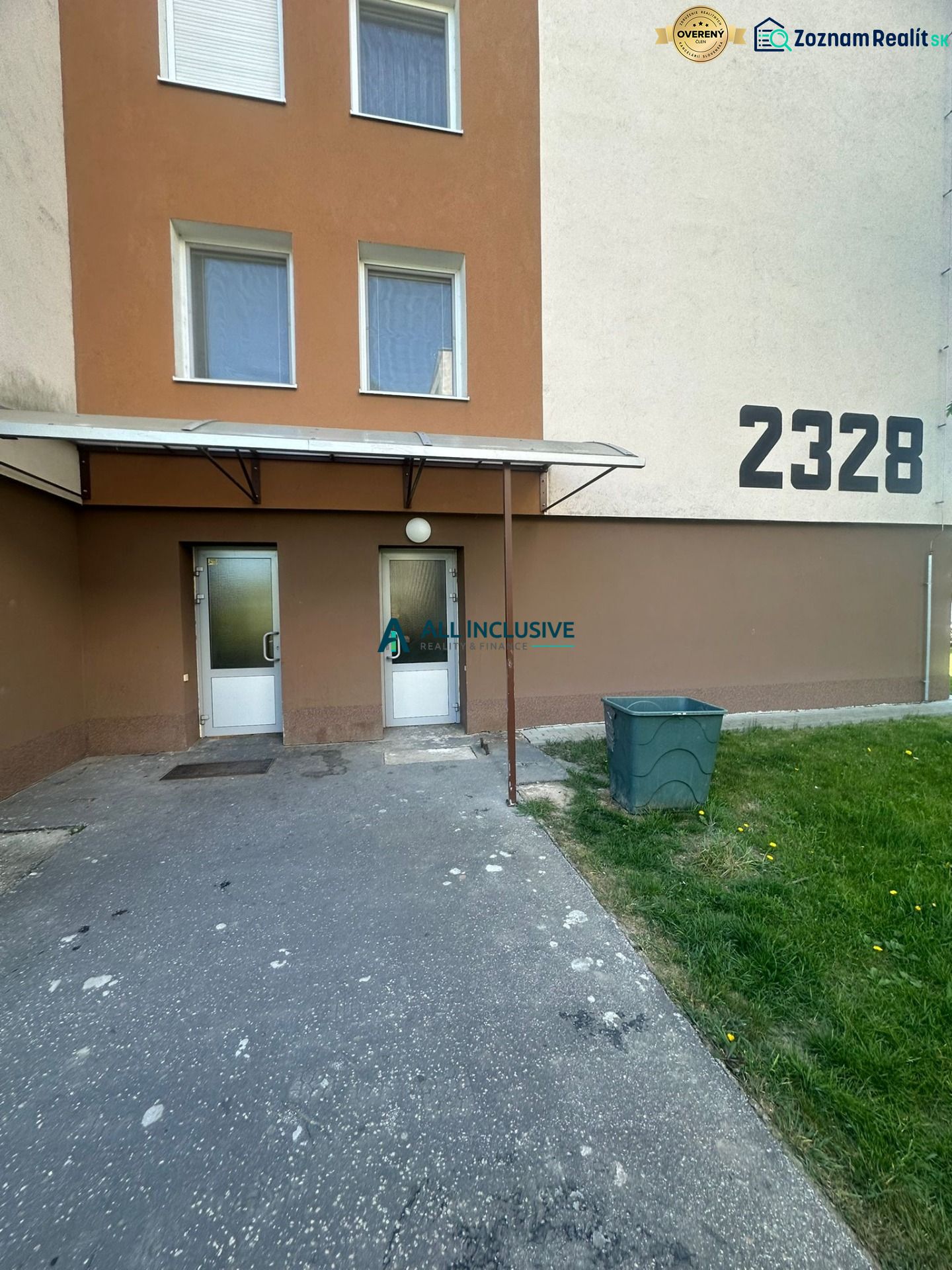 Eingang zum Wohnhaus in der Pavla Országha Hviezdoslava Straße in Topoľčany, geeignet für eine 2-Zimmer-Wohnung.