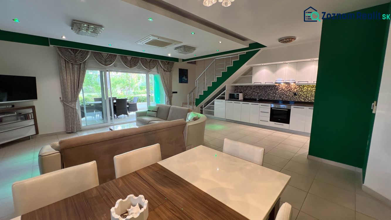 Geräumiger Wohnbereich mit Küche und Esszimmer, besondere Immobilien, bequeme Sitzgelegenheiten.