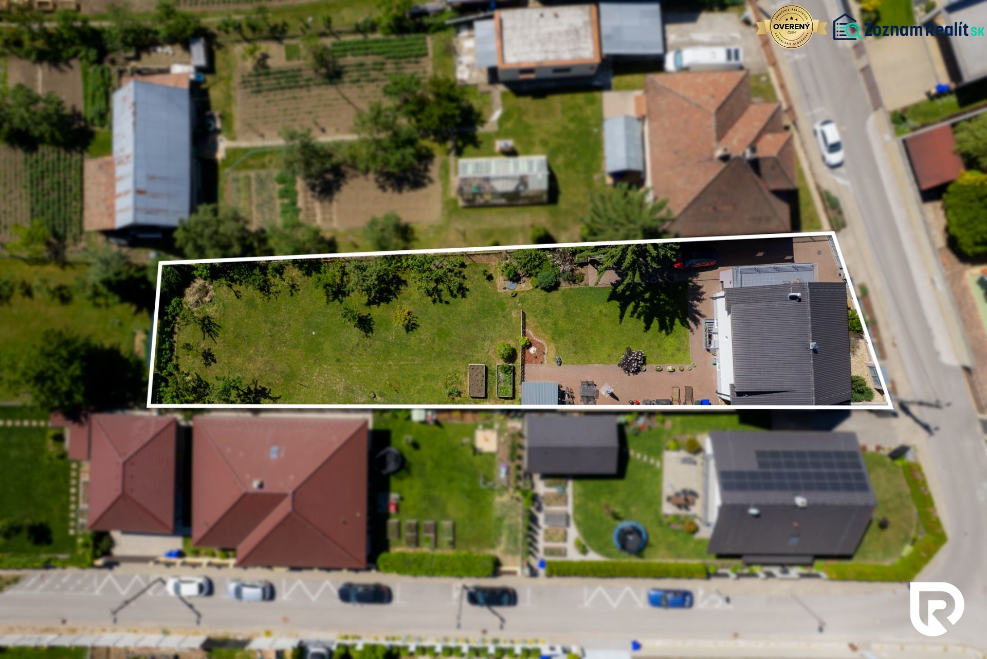 Luftaufnahme eines Gartens und eines Einfamilienhauses in der Jahodová-Straße in Trenčín.