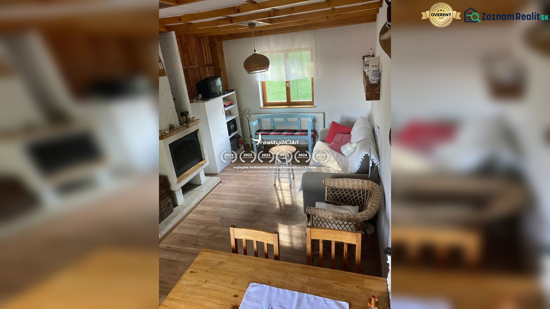 Wohnzimmer in einem Einfamilienhaus mit Kamin, Sessel und Boden in Holzoptik.