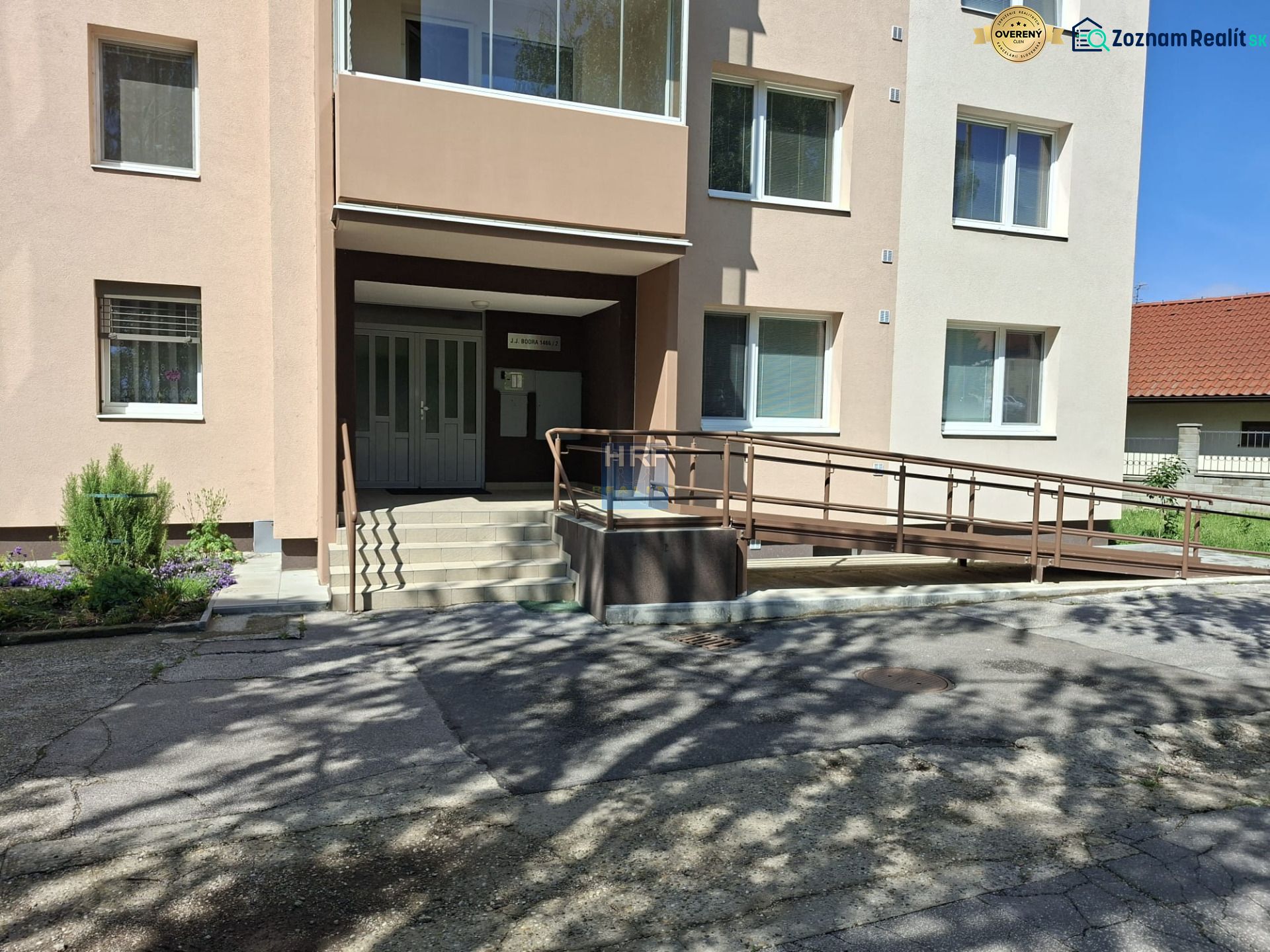Eingang zum Wohnhaus in der J.J. Boora Straße in Holíč, 3-Zimmer-Wohnung.