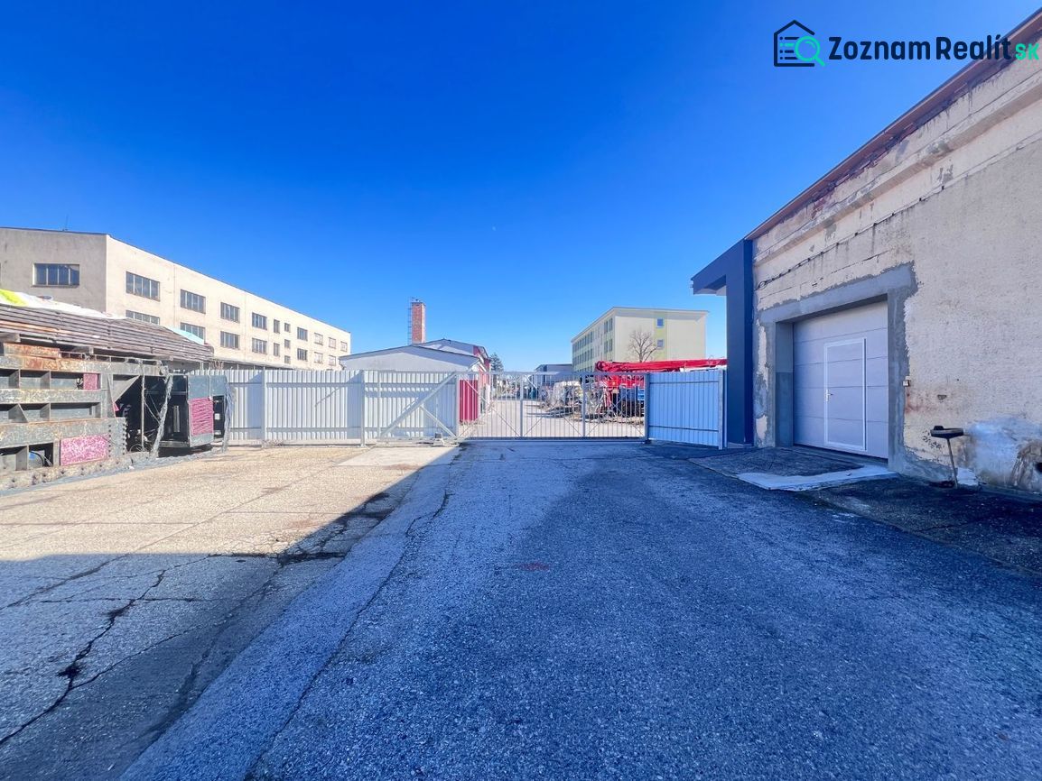 Produktionsräume in der Majerská-Straße in Majer, Banská Bystrica, zeigen einen leeren Betonhof.