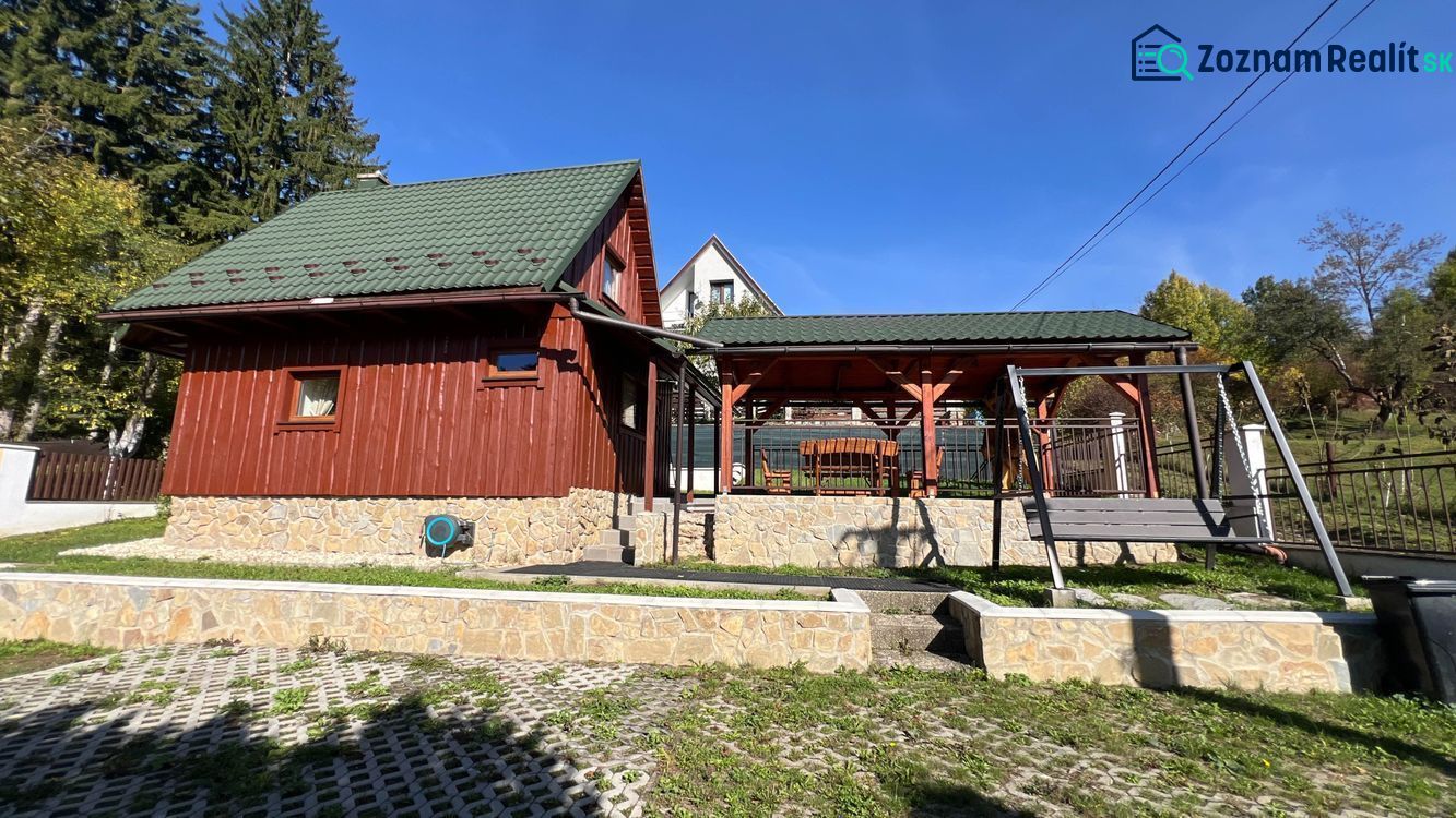 Eine Hütte im Dorf Turík, Bezirk Ružomberok, Region Žilina mit einer Schaukel und einem Pavillon im Garten.
