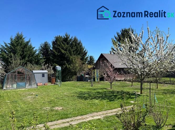 Garten mit Rasen und Bäumen in Bratislava - Vrakuňa in der Hrušovská Straße. Grundstücke - Wohnen.