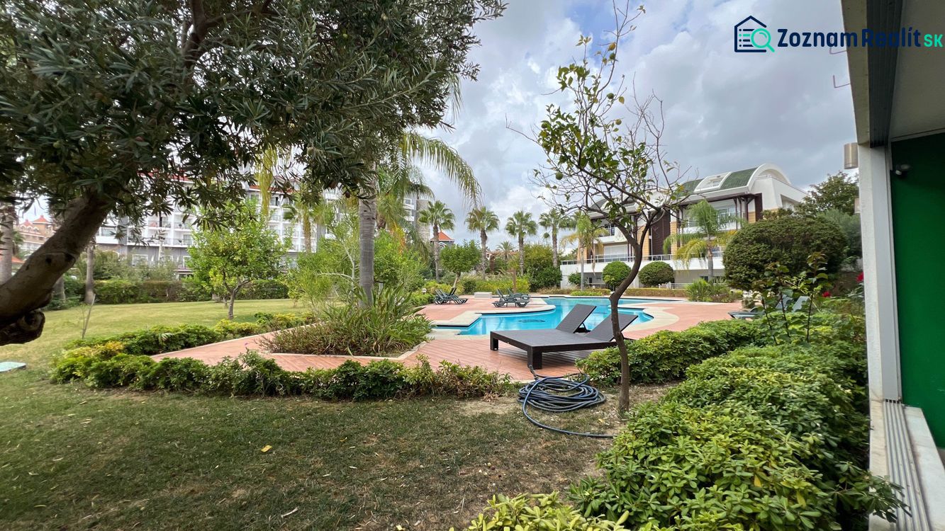 Garten mit Pool und Liegestühlen im Ferienapartment im Stadtteil Kumköy von Side.