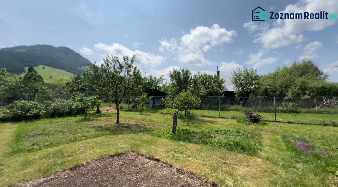 Ein Garten bei einem Einfamilienhaus in Liptovská Lúžna mit Obstbäumen und Bergblick.