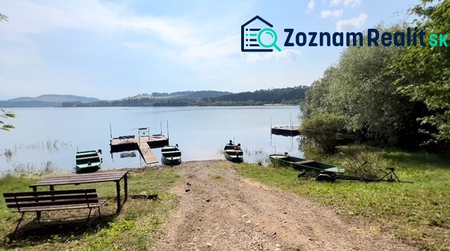 Liptovská Sielnica bietet Hütten mit Zugang zum See und Anlegestellen für Boote.