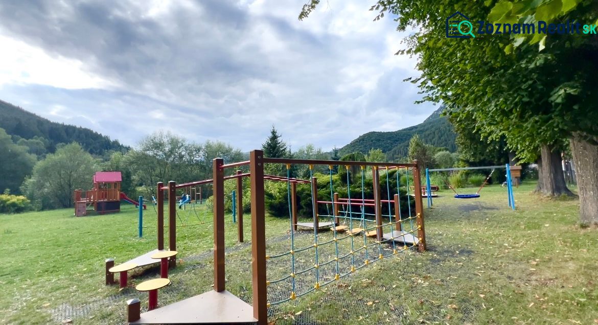 Spielplatz in Stankovany mit Klettergerüsten, Schaukeln und umliegender Natur.