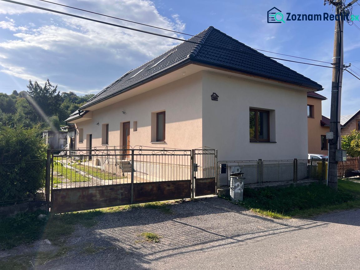 Ein Einfamilienhaus in der Krmeš-Straße in Liptovský Mikuláš mit Vorgarten und Zaun.
