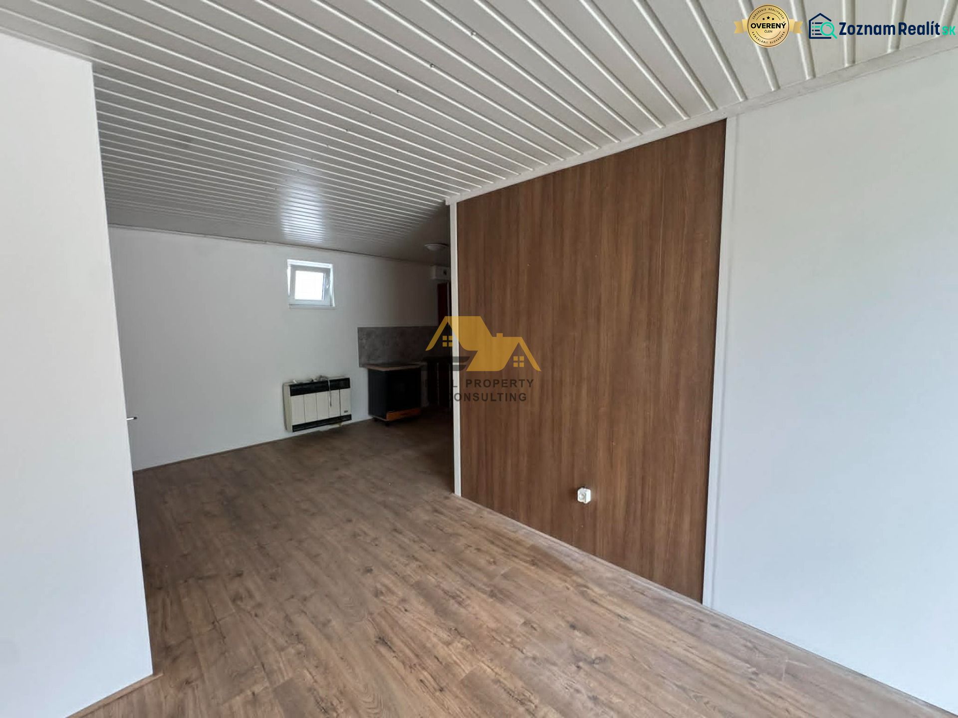 2-Zimmer-Wohnung mit Holzboden und weißen Wänden.