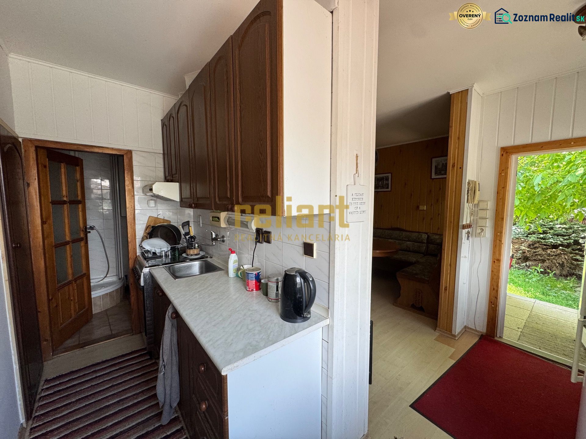 Küche in einem Einfamilienhaus mit Badezimmer, Wohnzimmer und Blick in den Garten.