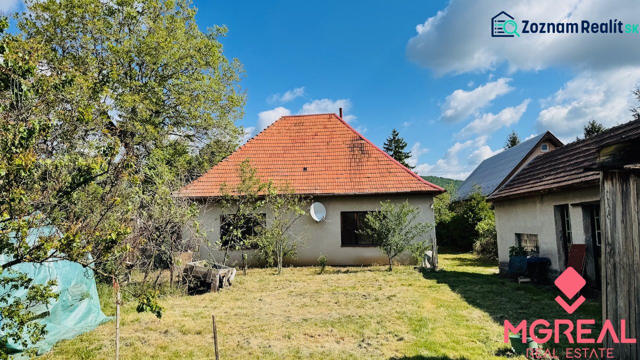 Einfamilienhaus in Pažiti mit rotem Dach auf einem gepflegten Garten.