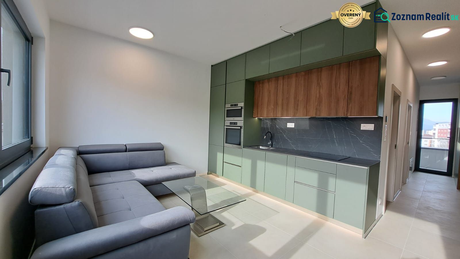 Ein stilvolles Küche mit Sofa und Esstisch in einer 2-Zimmer-Wohnung.
