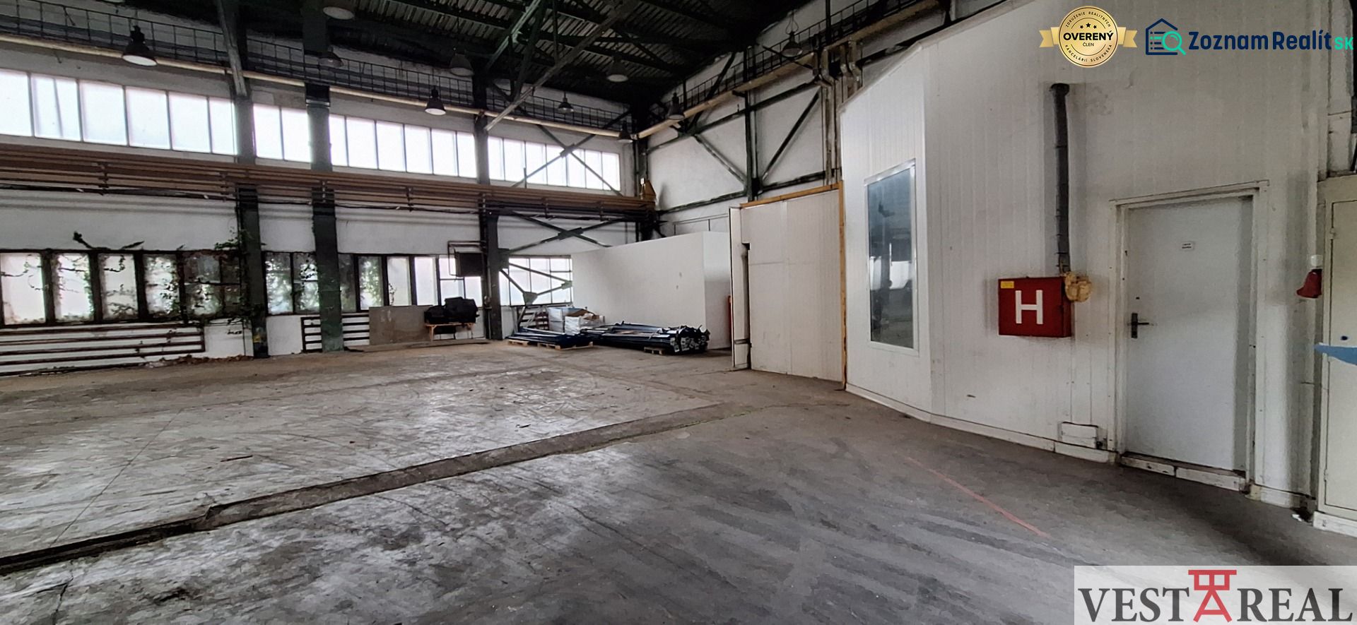 Innenräume von Lagern und Hallen mit älteren Türen und verglasten Fenstern, industrieller Raum.