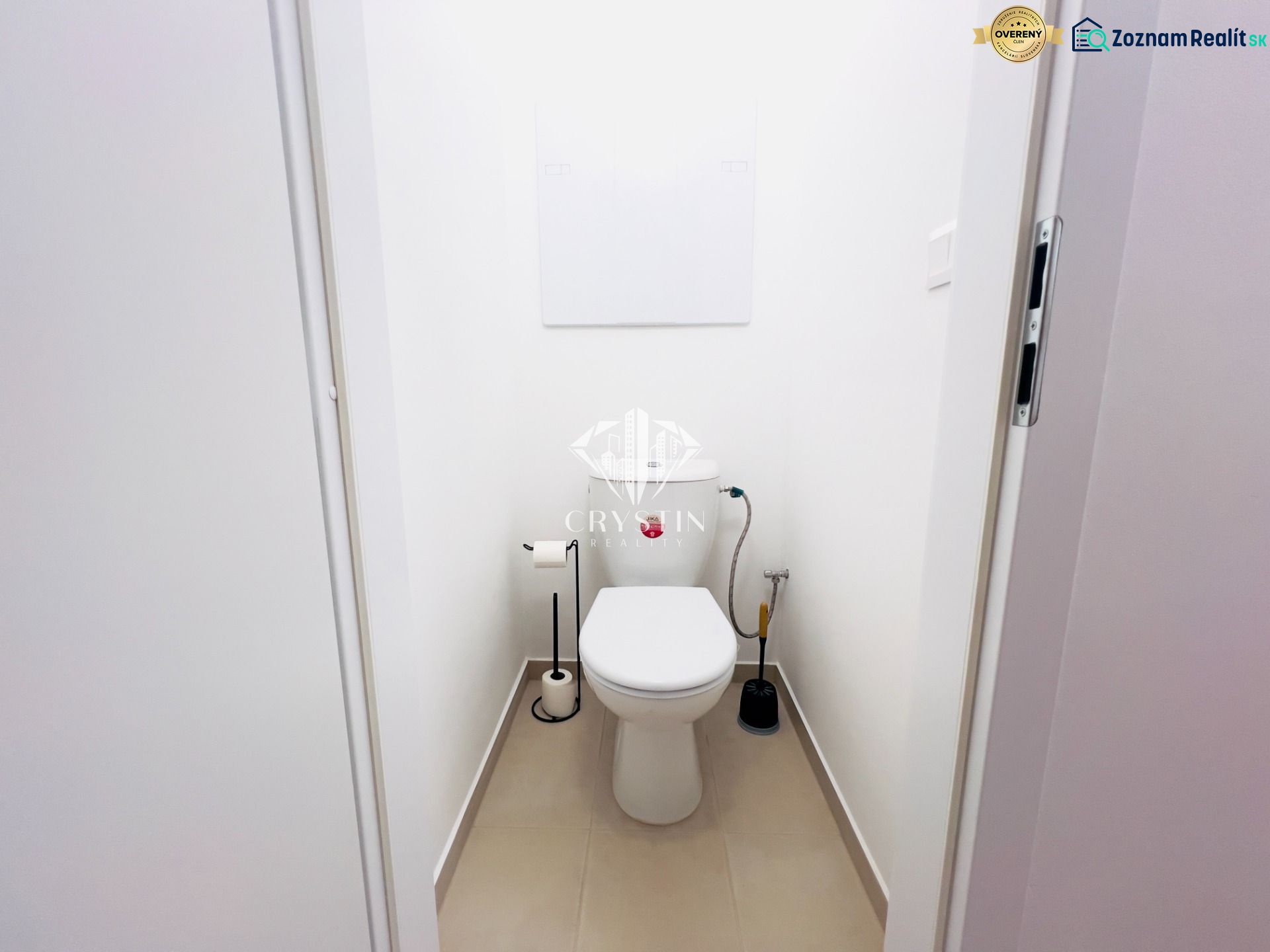 Toilette mit weißen Wänden in einer 2-Zimmer-Wohnung, einfache sanitäre Ausstattung.