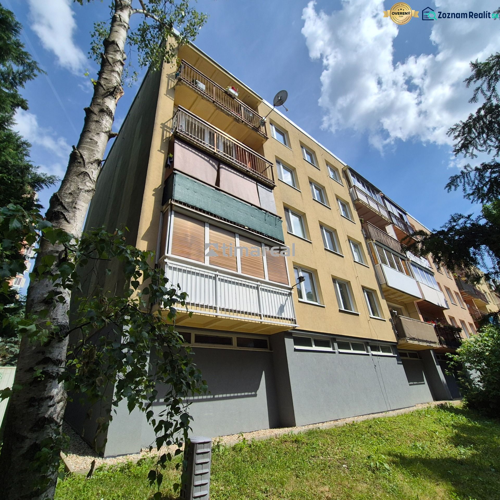 Ein Wohnhaus in Myjava bietet eine 4-Zimmer-Wohnung mit Balkonen in einer grünen Umgebung.