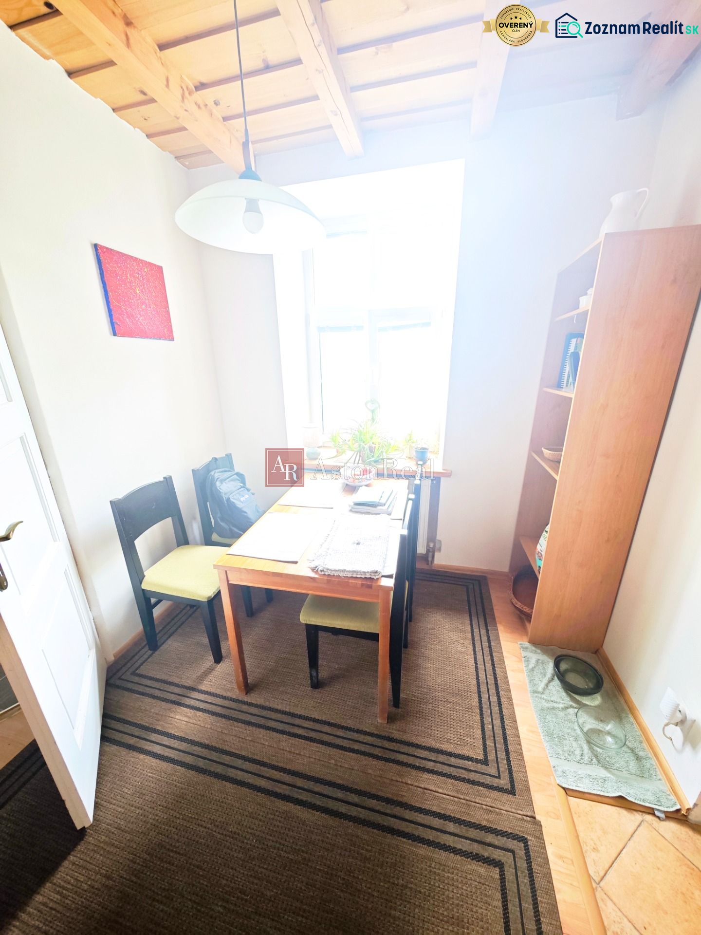Jedálenský kút so stolom, stoličkami a policami v 2-izbovom byte.

Essbereich mit Tisch, Stühlen und Regalen in einer 2-Zimmer-Wohnung.