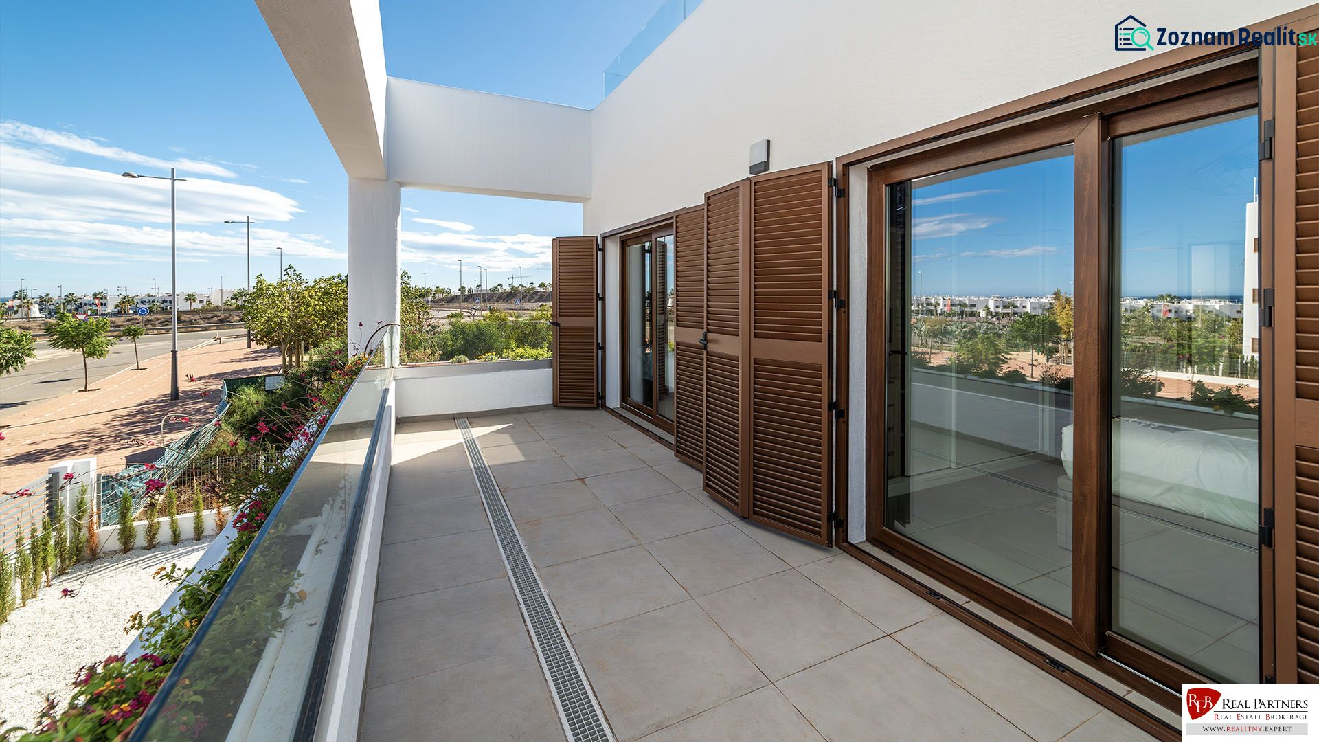 Terrasse einer 2-Zimmer-Wohnung in Pulpí mit Blick auf die Straße und Grünflächen.