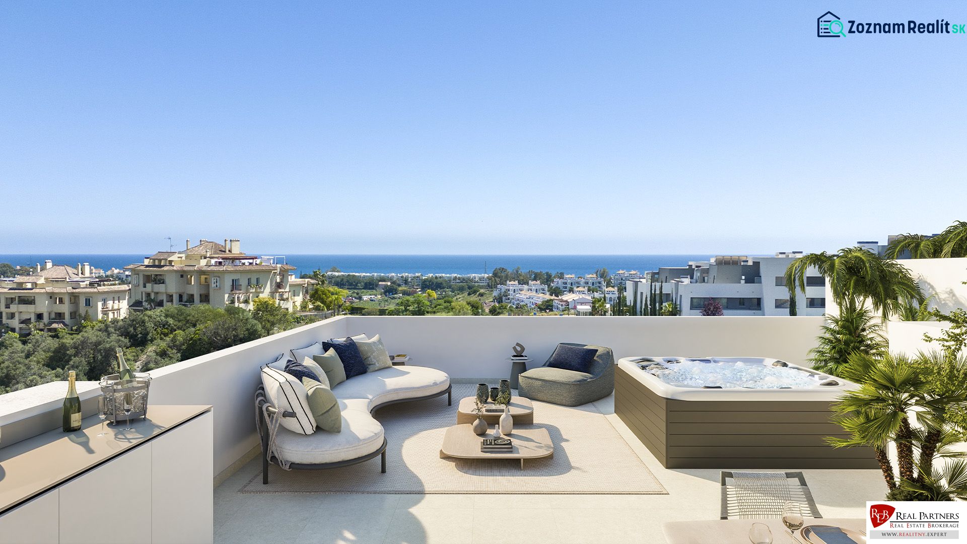 Terrasse in einer Ferienwohnung in Estepona mit modernen Möbeln, Whirlpool und Meerblick.