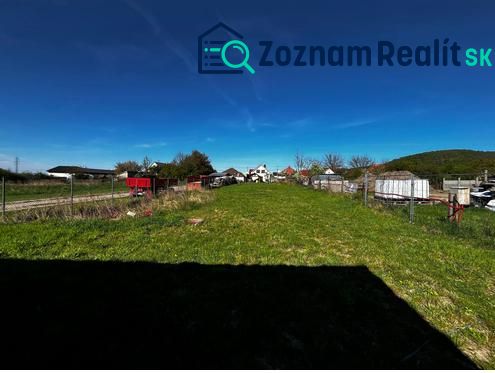 Grundstücke - Wohnen in Pernek, offene Grünfläche, mit Umzäunung und ländlicher Szenerie im Hintergrund.
