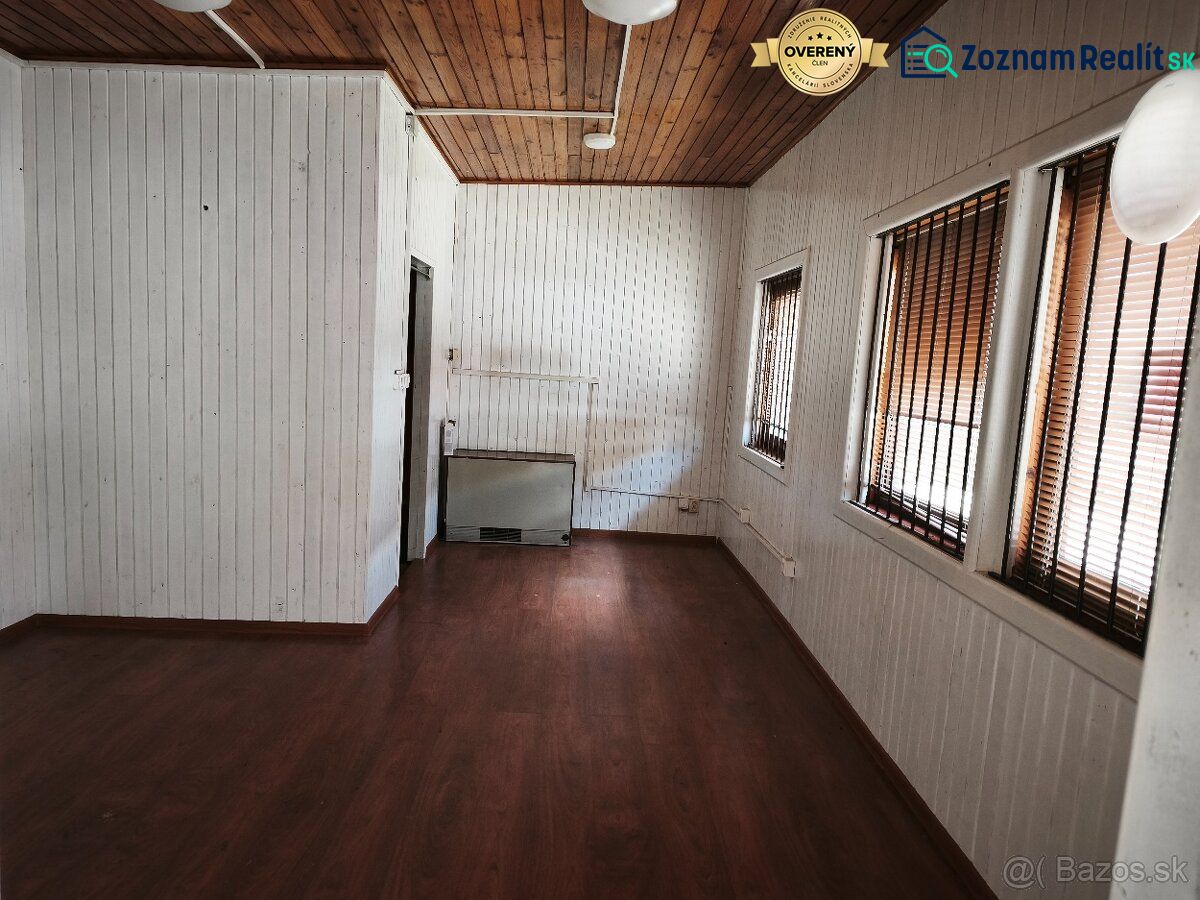 Gewerberäume mit einem Boden in Holzoptik und Wänden mit Lamellenverkleidung.