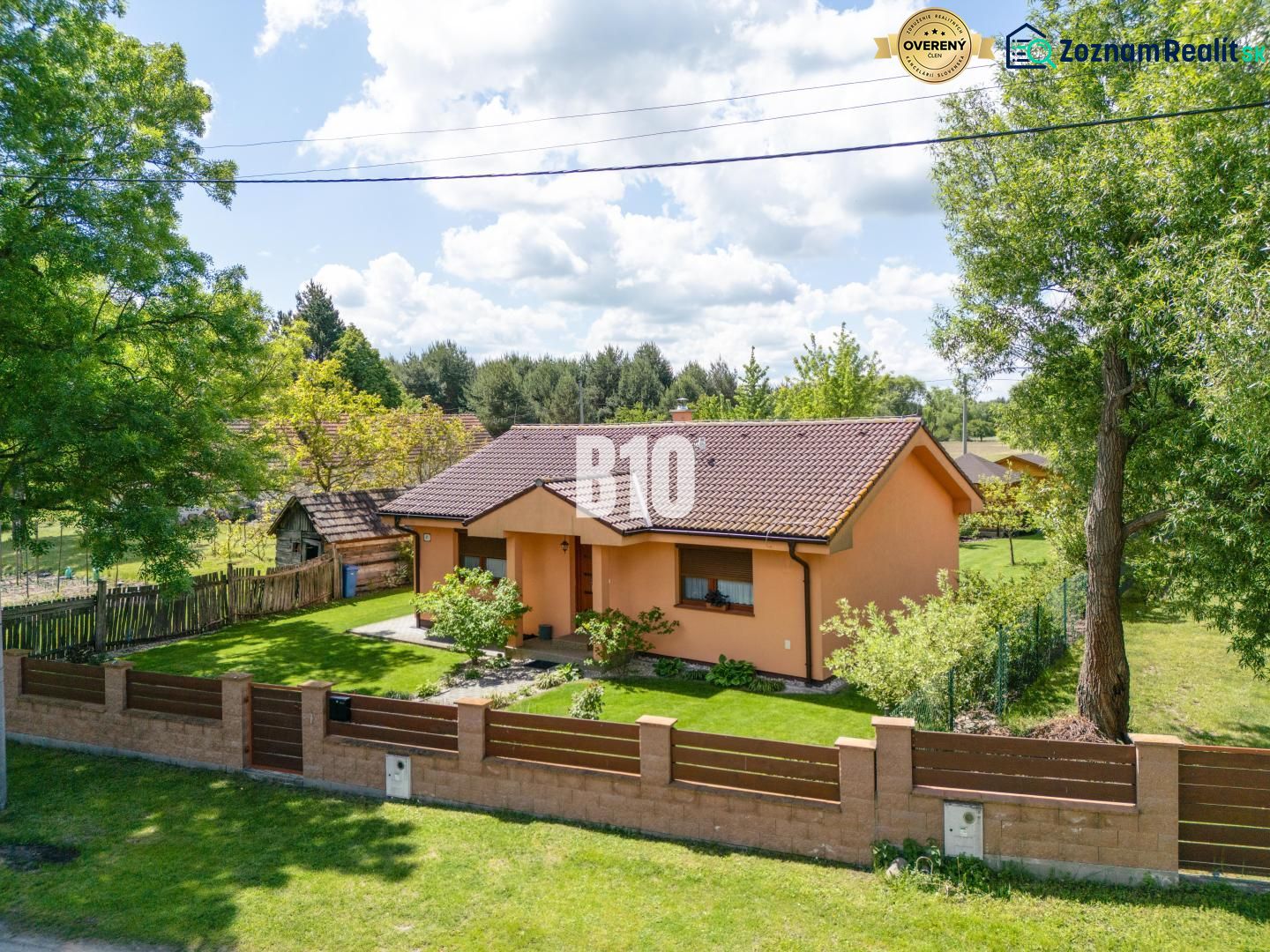 Ein Einfamilienhaus in Bílkove Humence mit einem gepflegten Garten und einer Terrakotta-Fassade.