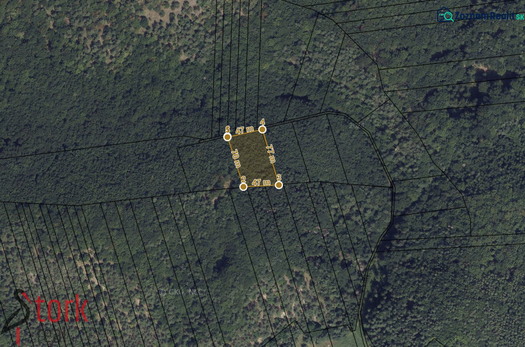 Luftaufnahme von landwirtschaftlichen und forstwirtschaftlichen Flächen in der Region Rajecká Lesná, Parzellenaufteilung.