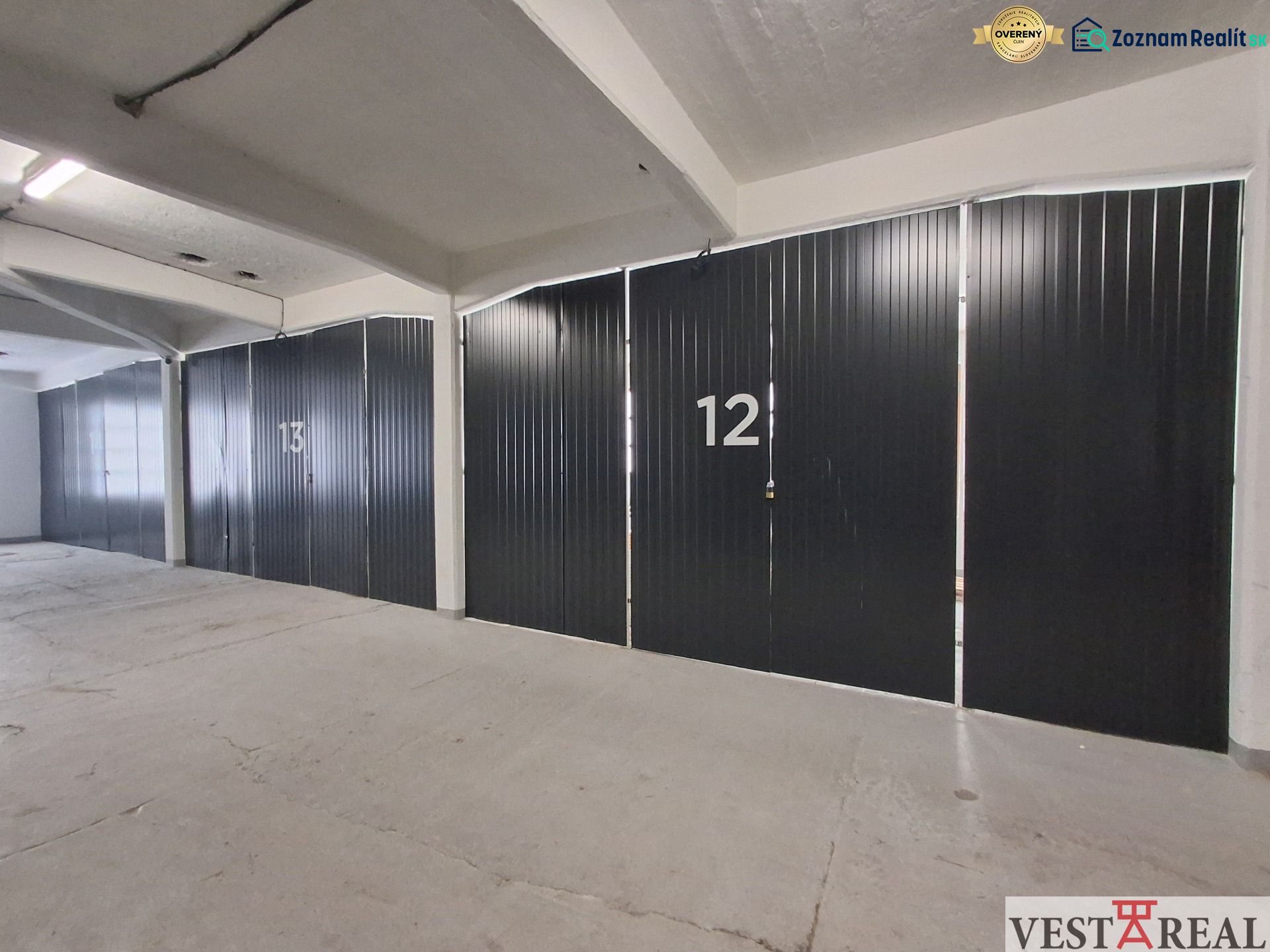 Metalltore mit Nummerierung in den Räumlichkeiten Lager und Hallen, Coburgova, Trnava.