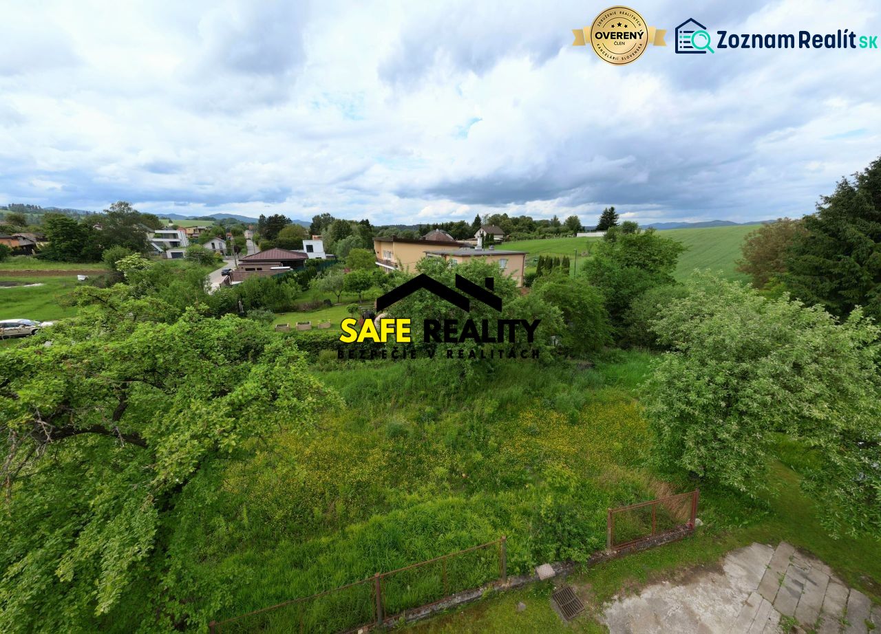 Landschaft bei Einfamilienhäusern in Žilina mit Blick auf grüne Felder und Grünflächen.