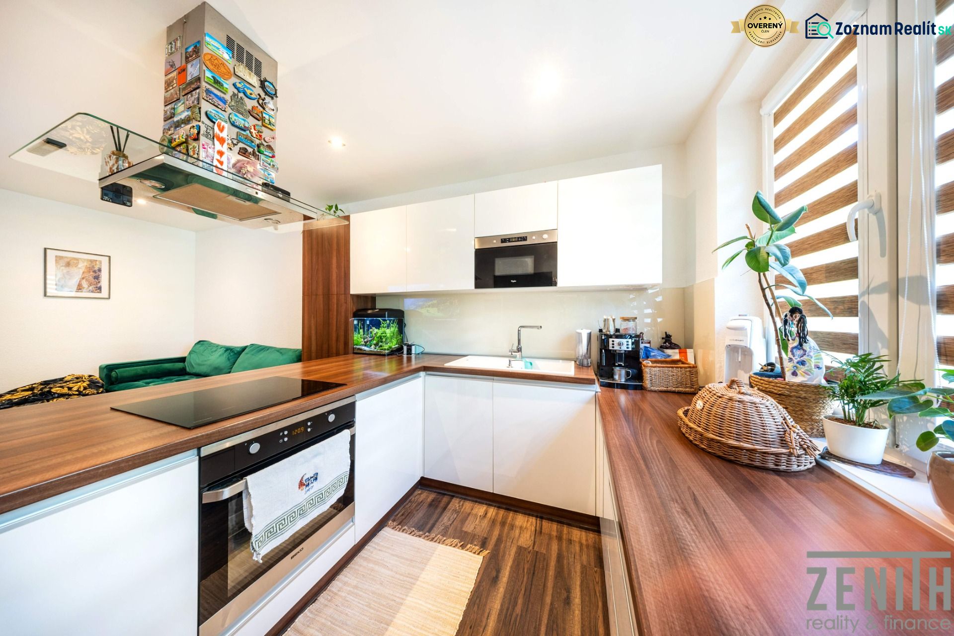 Küche in einer 3-Zimmer-Wohnung mit Holzboden, Zimmerpflanzen und modernen Geräten.
