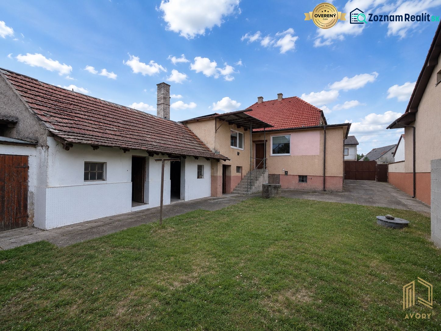 Ein Einfamilienhaus in Rovensko mit geräumigem Hof, Rasen und Nebengebäude.