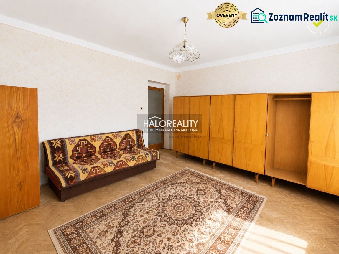 Wohnzimmer mit Teppich und Möbeln, Holzboden in einem Einfamilienhaus.