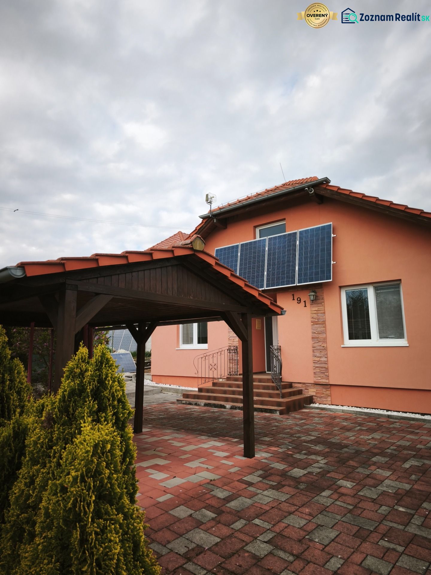 Ein Einfamilienhaus in Martin nad Žitavou mit Solarpaneelen und einem Pavillon auf der Terrasse.