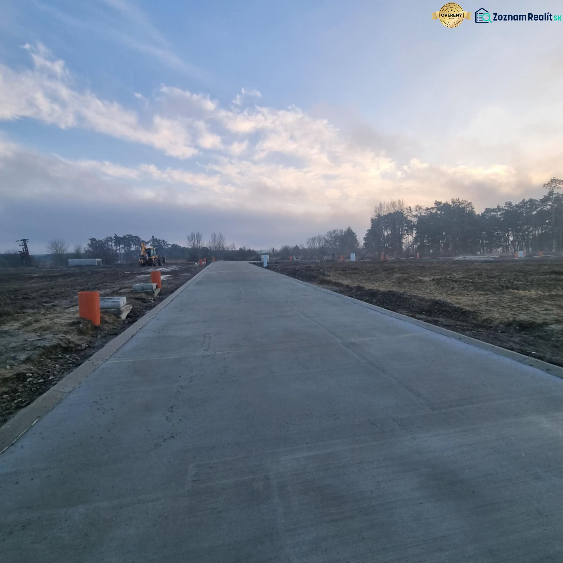 Neue Asphaltstraße auf den Wohnbaugrundstücken in der Straße Pod Borovicou in Studienka.