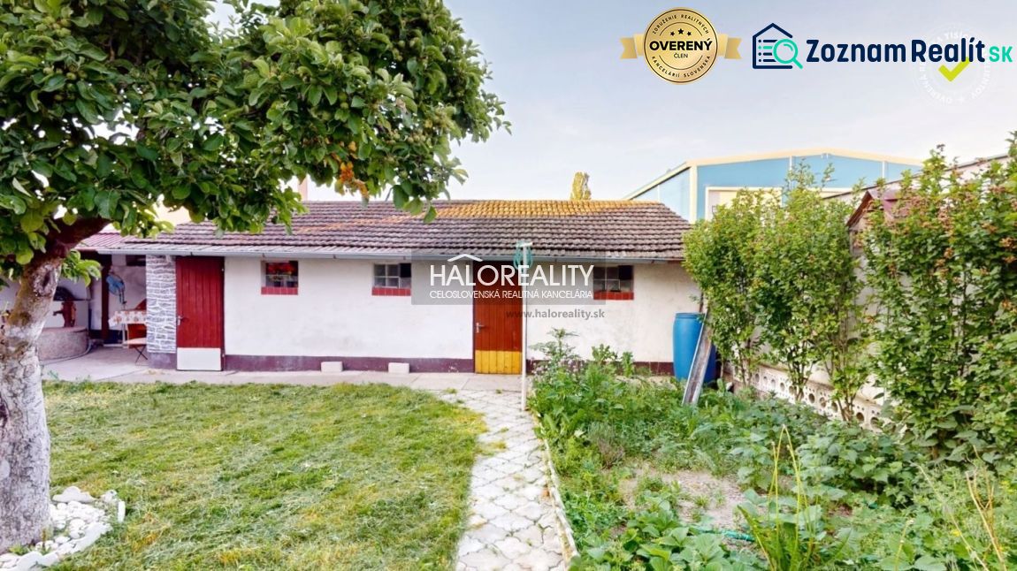 Ein Einfamilienhaus in Senica mit Garten, Bäumen und einem Gartenhaus.