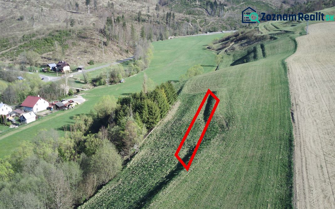 Wiesen und Wälder auf landwirtschaftlichen und forstwirtschaftlichen Flächen in Čierny Balog, umgeben von der Landschaft.