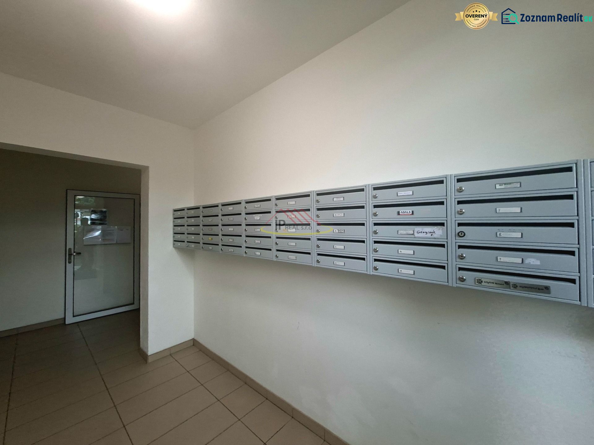Briefkästen in der Eingangshalle des Einzimmerapartments, Boden mit Fliesen, schlichtes Design.