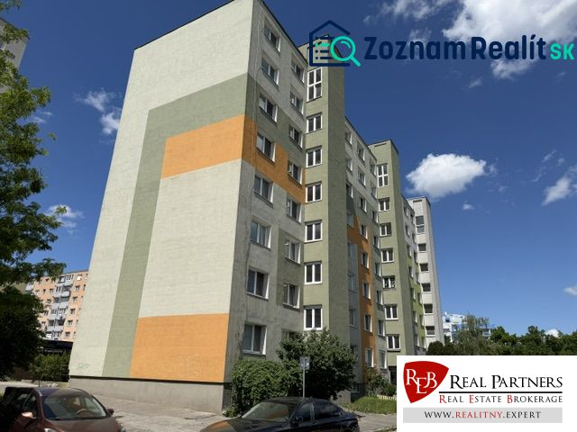 Panelwohnhaus in der Dudvážska-Straße in Bratislava - Podunajské Biskupice.