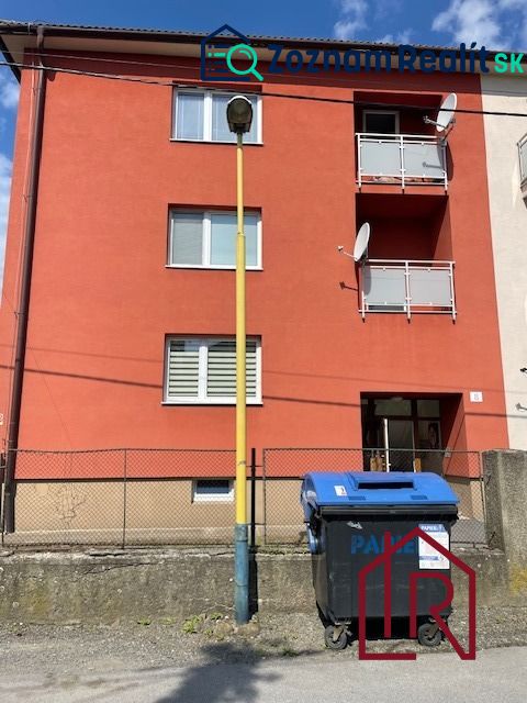 Die rote Fassade des Wohnhauses in der Haburská-Straße in Prešov.