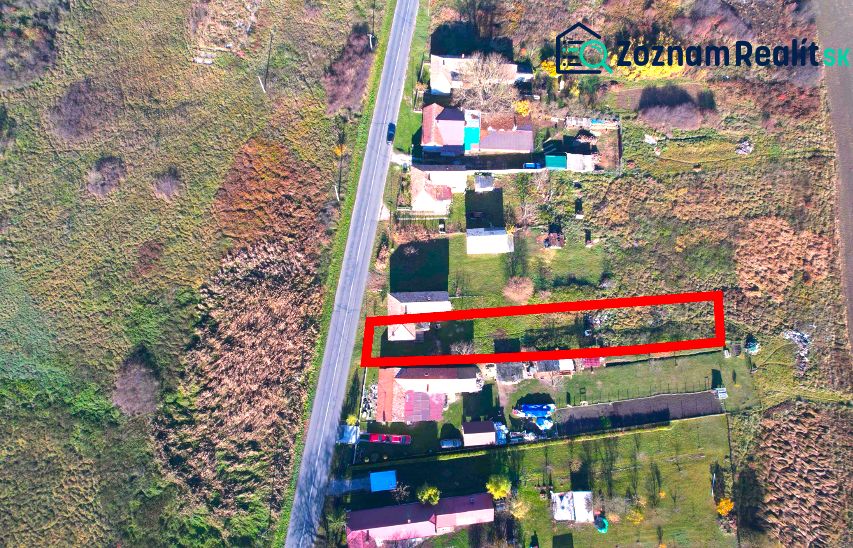 Luftaufnahme des Grundstücks in Radnovce mit markierten Grenzen für Wohnzwecke in der umliegenden Umgebung.