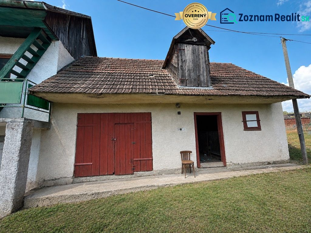 Das Einfamilienhaus in der Straße Na záhumnie in Hrochoť hat einen älteren Stil mit Holzelementen.